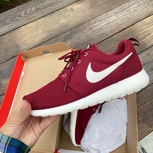 Nike team red roshe run size 10.5 - Picture 1 of 4